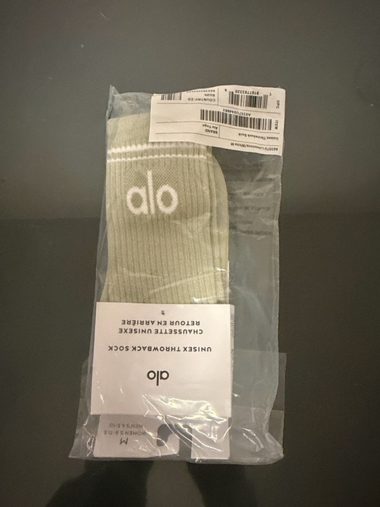 ALO Yoga Accessories - ALO Yoga throwback Socks in limestone/white- Branded Athletic Comfort